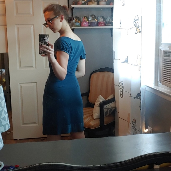 Short blue fitting v-neck dress - Picture 3 of 7
